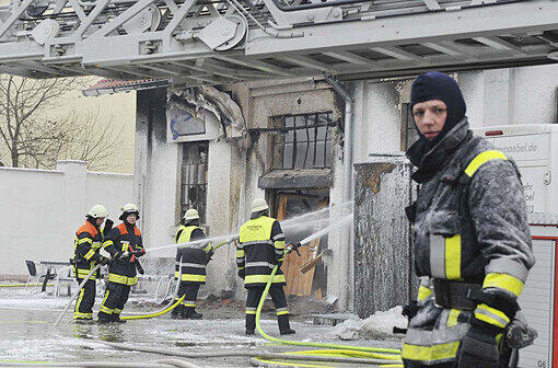 Die Feuerwehr löschte am Donnerstagmorgen ein Feuer in einer Dachauer Halle.