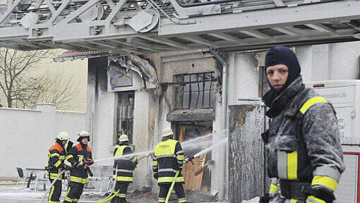 Die Feuerwehr löschte am Donnerstagmorgen ein Feuer in einer Dachauer Halle. Die Feuerwehr löschte am Donnerstagmorgen ein Feuer in einer Dachauer Halle.