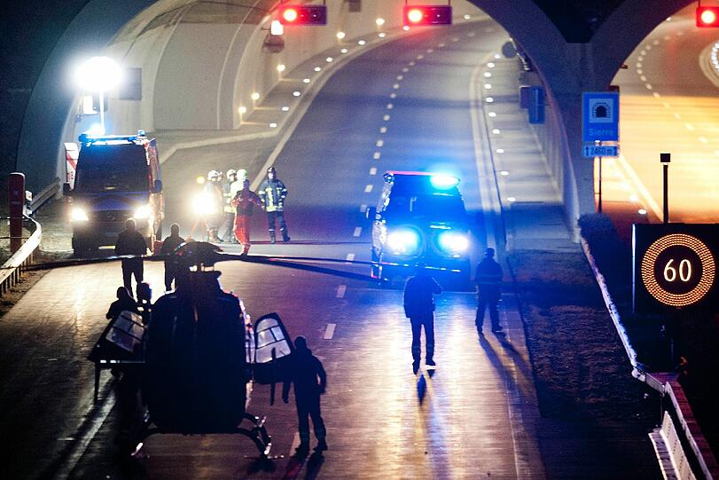 Zwei Schwerverletzte
wurden in die Uniklinik von Lausanne gebracht, eine weitere schwer
verletzte Person in ein Krankenhaus nach Bern.