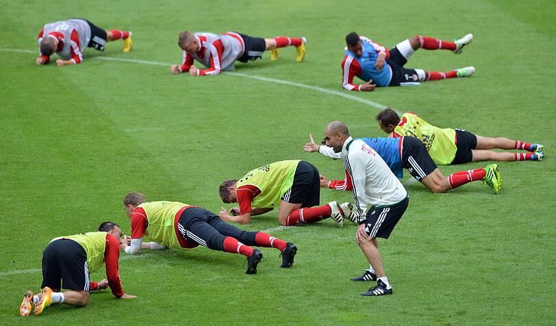 Der FC Bayern München hat am Mittwoch das Training unter Pep Guardiola aufgenommen. Die Mannschaft ist noch nicht komplett, die erste Einheit vor rund 10.000 Zuschauern verlief unspektakulär.