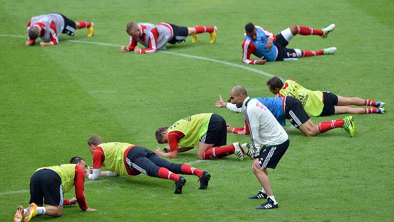 Der FC Bayern München hat am Mittwoch das Training unter Pep Guardiola aufgenommen. Die Mannschaft ist noch nicht komplett, die erste Einheit vor rund 10.000 Zuschauern verlief unspektakulär.