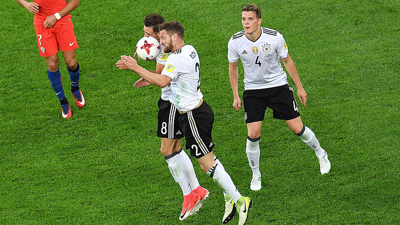 Matthias Ginter (r.) - Note 3: Mit gutem Stellungsspiel und viel Übersicht. Ansonsten aber wenig zu sehen.