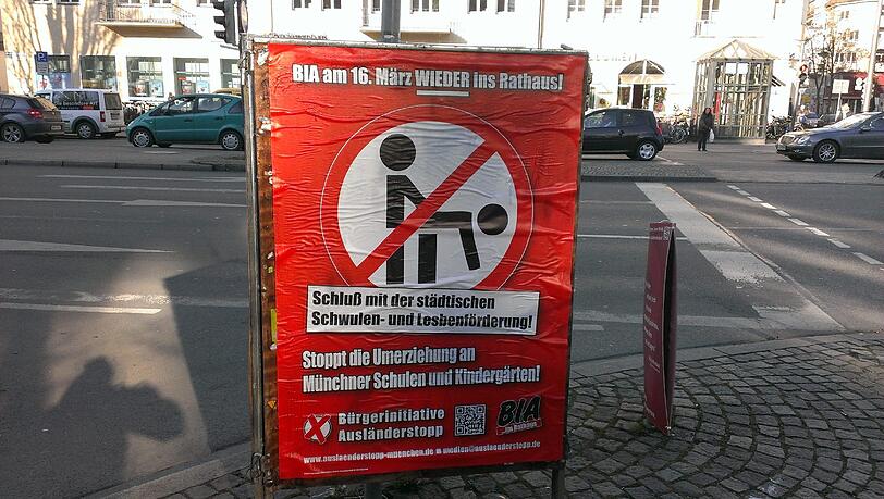 Es hängt an der Münchner Freiheit und in der Leopoldstraße. Es hängt an der Münchner Freiheit und in der Leopoldstraße.