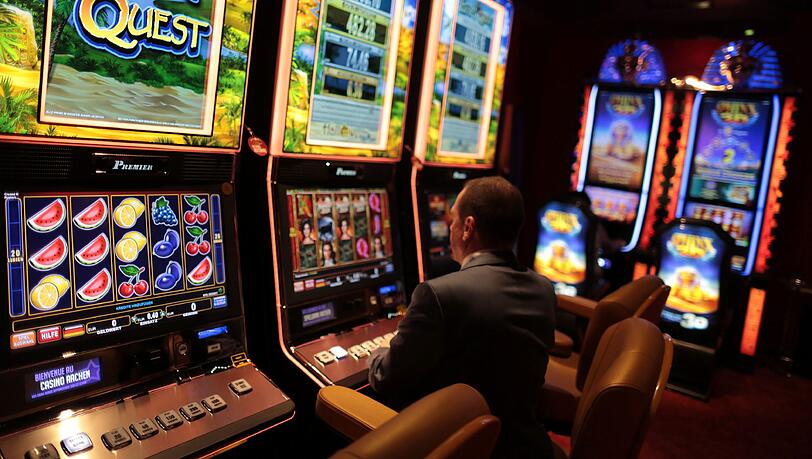 Der Täter konnte in dem Casino nichts erbeuten. Der Täter konnte in dem Casino nichts erbeuten.