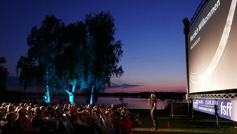 Ganz so dicht gedrängt wie im vergangenen Jahr kann das Publikum in diesem Jahr nicht im Strandbad Starnberg Kinofilme schauen.