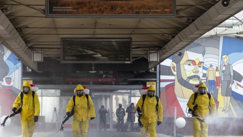 Städtische Angestellte desinfizieren einen Bahnhof in Moskau. Städtische Angestellte desinfizieren einen Bahnhof in Moskau.