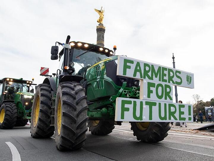 Bauern fahren bei einer Protestaktion gegen das Agrarpaket der Bundesregierung mit ihren Treckern um die Siegessäule.
