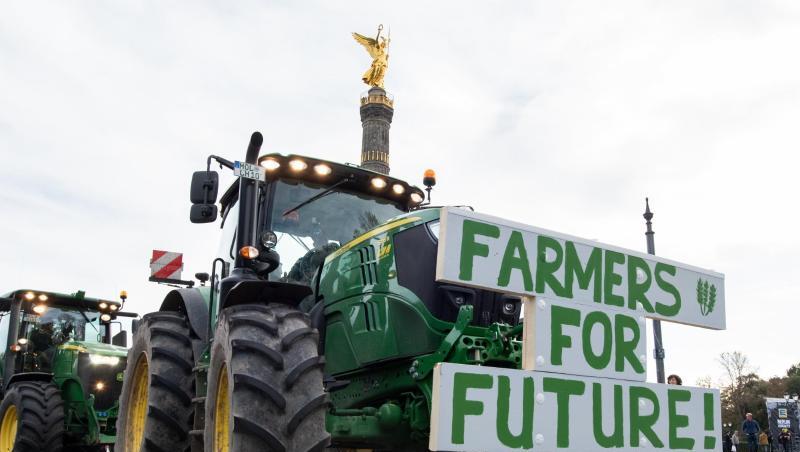 Bauern fahren bei einer Protestaktion gegen das Agrarpaket der Bundesregierung mit ihren Treckern um die Siegessäule. Bauern fahren bei einer Protestaktion gegen das Agrarpaket der Bundesregierung mit ihren Treckern um die Siegessäule.