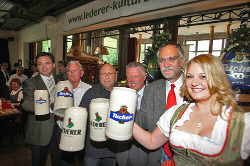 Auf der Bierprobe (v.r.) in der Lederer Kulturbrauerei: Miss Volksfest Kathrin Kohlmann, Gebhardt Schönfelder (kam für OB Maly), Karl-Heinz Wöhrle (Tucher), die Festwirte Hermann Murr und Sepp Kainz, Fred Höfler (Tucher-Geschäftsführer).