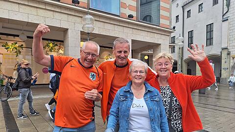 V. l.: Gert Grimmius, Fienus Baus, Harma und Marietje. Gert Grimmius ist der Oranje schon um die ganze Welt gefolgt.