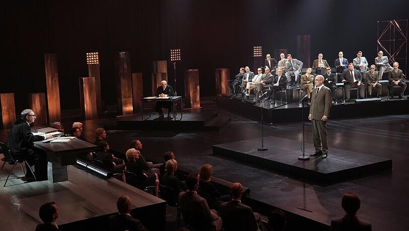 "Die Ermittlung" (v.l.): Richter (Rainer Bock), Verteidiger (Bernhard Schütz) und Zeuge 19 (Peter Lohmeyer) im Gerichtssaal.