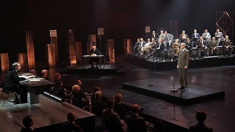 "Die Ermittlung" (v.l.): Richter (Rainer Bock), Verteidiger (Bernhard Schütz) und Zeuge 19 (Peter Lohmeyer) im Gerichtssaal.