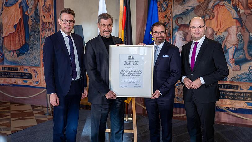 Die Freude ist groß bei (v.l.) Bayerns Kunstminister Markus Blume, Ministerpräsident Markus Söder, Staatsminister im Auswärtigen Amt Florian Hahn und Finanz- und Heimatminister Albert Füracker. Sie halten die Welterbe-Urkunde der Märchenschlösser Ludwigs II. in den Händen. Die Freude ist groß bei (v.l.) Bayerns Kunstminister Markus Blume, Ministerpräsident Markus Söder, Staatsminister im Auswärtigen Amt Florian Hahn und Finanz- und Heimatminister Albert Füracker. Sie halten die Welterbe-Urkunde der Märchenschlösser Ludwigs II. in den Händen.