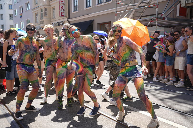 Teilnehmer feiern beim CSD 2026 mit bunter K&ouml;rperbemalung und ausgelassener Stimmung.