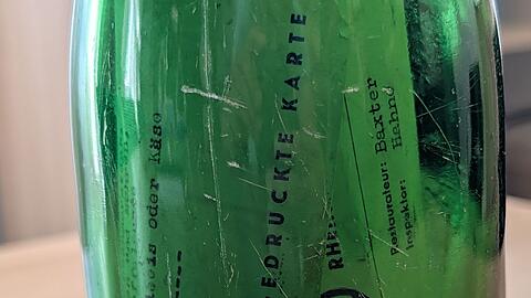 Im Innern der Flaschenpost steckt eine alte Speisekarte.
