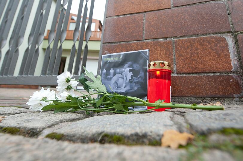 Nach Polizeiangaben sei in dem Mehrfamilienhaus eine 21-Jährige Frau umgebracht worden und ein Tatverdächtiger konnte knapp drei Stunden nach dem Fund festgenommen werden.