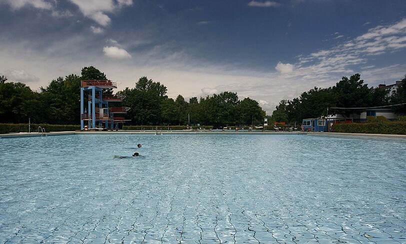 Das Kind trieb leblos im Becken des Freibades. (Symbolbild)