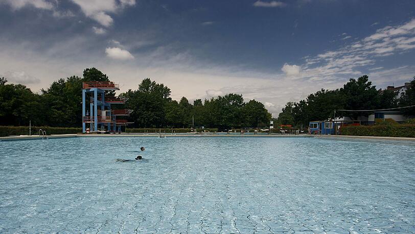 Das Kind trieb leblos im Becken des Freibades. (Symbolbild) Das Kind trieb leblos im Becken des Freibades. (Symbolbild)