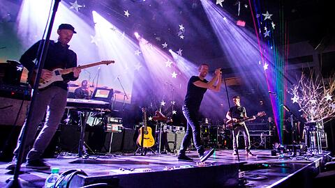 Weihnachtliche Dekoration, bunte Laser und ein knuspriger Sound: Coldplay zeigen in der BMW-Welt, wie es Pop-Profis machen.