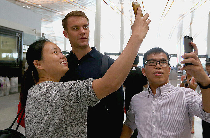 Der FC Bayern ist am Freitag in Peking gelandet und wurde von rund 1000 Fans schon am Flughafen frenetisch gefeiert. Die Bilder von der Ankunft.