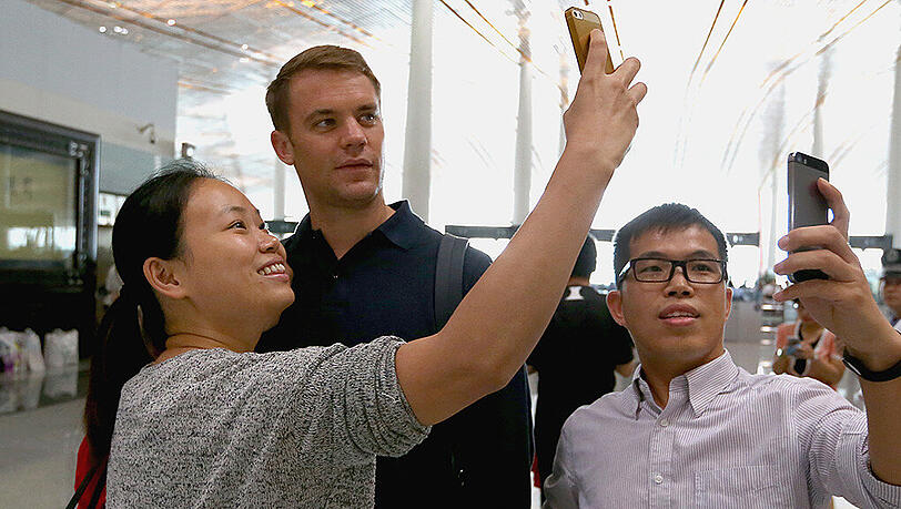 Der FC Bayern ist am Freitag in Peking gelandet und wurde von rund 1000 Fans schon am Flughafen frenetisch gefeiert. Die Bilder von der Ankunft. Der FC Bayern ist am Freitag in Peking gelandet und wurde von rund 1000 Fans schon am Flughafen frenetisch gefeiert. Die Bilder von der Ankunft.