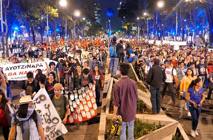 Das Verbrechen von Iguala/Guerrero am 26. September 2014 löst eine nicht endende Protestwelle in der mexikanischen Bevölkerung aus. Hier demonstrieren Hunderttausend Menschen in der Innenstadt von Mexiko-Stadt.