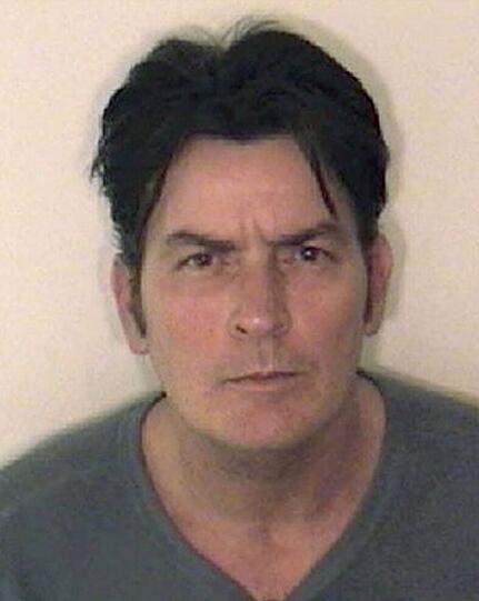 Nach der Festnahme wegen des Verdachts häuslicher Gewalt: Charlie Sheen im Dezember 2009.