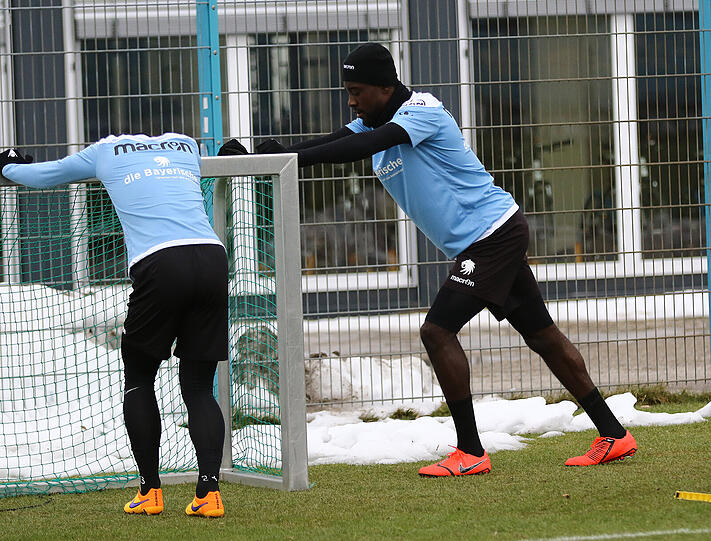 Prince Osei Owusu absolvierte am Montag sein erstes Training beim TSV 1860 - die Bilder!