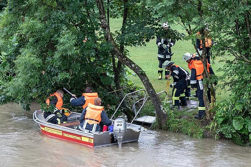Intensive Suche der Rettungskräfte an Land und zu Wasser.