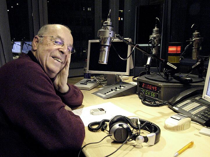 Entertainer Chris Howland sitzt am 01.12.2004 nach der Premierensendung der Radiosendung "Spielereien mit Schallplatten" im Studio von WDR 4 in Köln.
