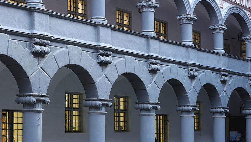 Malerisch ist im Landesamt für Denkmalpflege sogar der Innenhof. Malerisch ist im Landesamt für Denkmalpflege sogar der Innenhof.