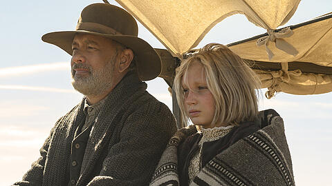 Tom Hanks und Helena Zengel in "Neues aus der Welt", der Anfang Januar 2021 in die Kinos kommen soll.