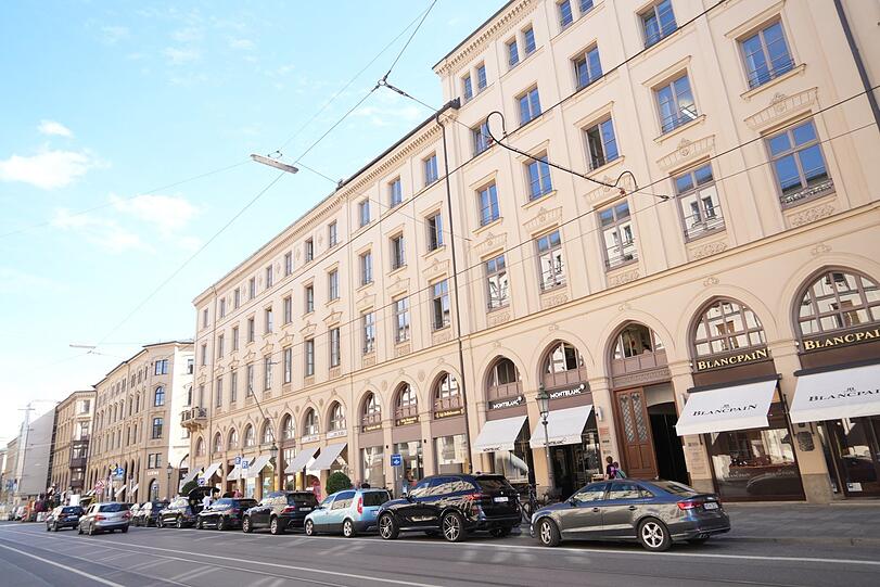 Gleich neben Montblanc in der Maximilianstraße 14 geht es durch zum Rückgebäude, wo das Wdrei für ein Jahr als Pop-up-Hotel bleiben darf.