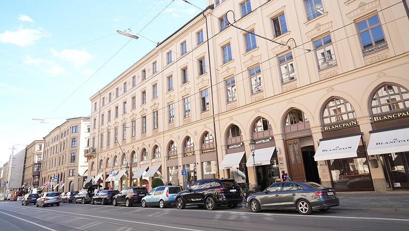 Gleich neben Montblanc in der Maximilianstraße 14 geht es durch zum Rückgebäude, wo das Wdrei für ein Jahr als Pop-up-Hotel bleiben darf.