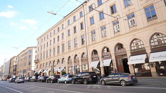 Gleich neben Montblanc in der Maximilianstraße 14 geht es durch zum Rückgebäude, wo das Wdrei für ein Jahr als Pop-up-Hotel bleiben darf.