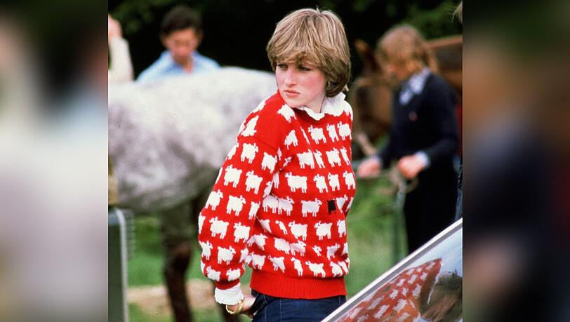 Prinzessin Diana in ihrem berühmten Schafpullover.