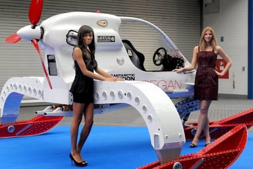 Junge Damen mit Flug-Auto: ein ungewöhnliches Exponat von der Essen Motor Show.