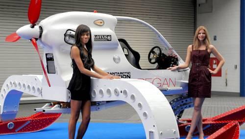 Junge Damen mit Flug-Auto: ein ungewöhnliches Exponat von der Essen Motor Show. Junge Damen mit Flug-Auto: ein ungewöhnliches Exponat von der Essen Motor Show.