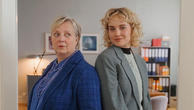 "Kanzlei Liebling Kreuzberg": Dr. Talia Jahnka (Gabriela Maria Schmeide, l.) soll Lisa (Luise von Finckh) den Einstieg in die Kanzlei erleichtern.