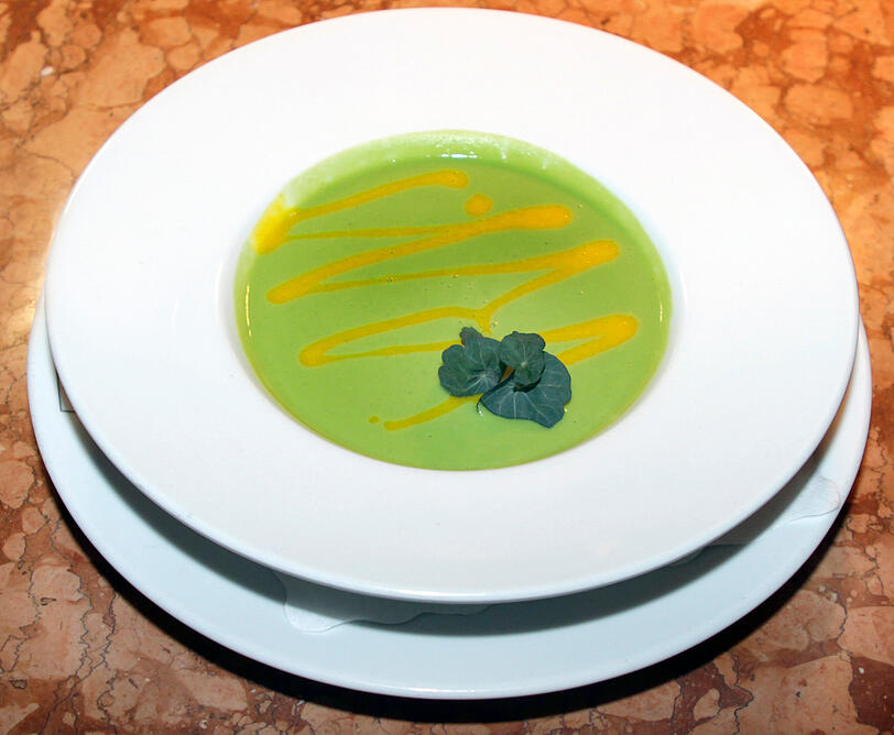 Zweiter Gang: Erbsen-Estragon-Suppe mit Kurkuma-Orangencreme.
