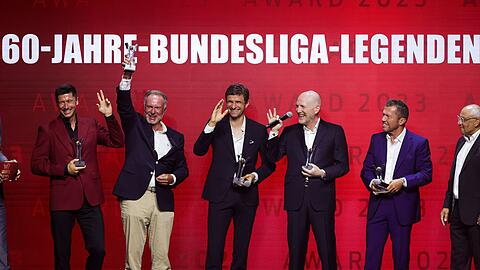 Thomas Müller (3.v.l.) und Lothar Matthäus (2.v.r.).