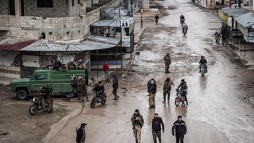 Soldaten der syrischen Armee am Samstag in der Stadt Deir Hafir. Die Armee hat dort nach eigenen Angaben die Kontrolle von kurdischen Kräften übernommen. Soldaten der syrischen Armee am Samstag in der Stadt Deir Hafir. Die Armee hat dort nach eigenen Angaben die Kontrolle von kurdischen Kräften übernommen.