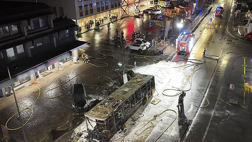 Der Bus brannte v&ouml;llig aus.
