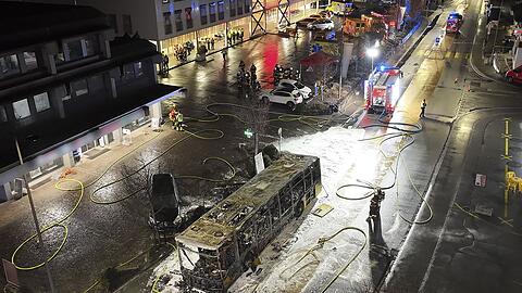 Der Bus brannte v&ouml;llig aus.