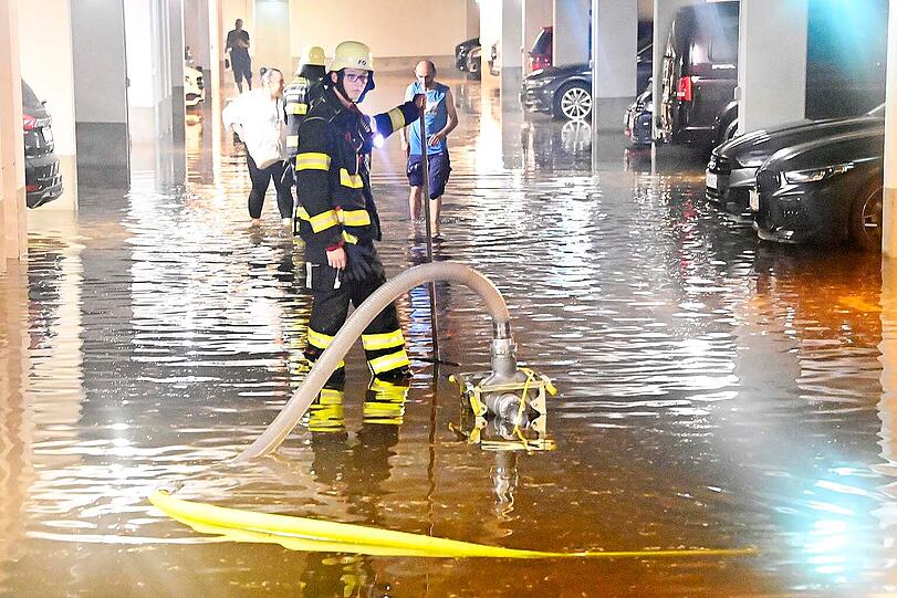Eine Tiefgarage in der Passauer Stra&szlig;e steht knietief unter Wasser.
