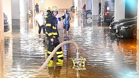 Eine Tiefgarage in der Passauer Stra&szlig;e steht knietief unter Wasser.