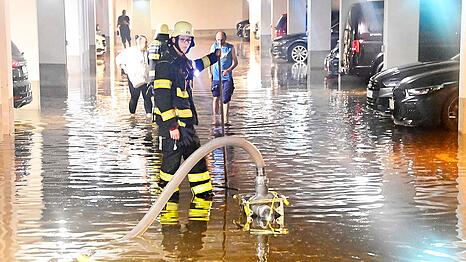 Eine Tiefgarage in der Passauer Stra&szlig;e steht knietief unter Wasser.