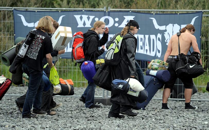 Schwer bepackt ziehen die Metal-Fans zum Festivalgelände.