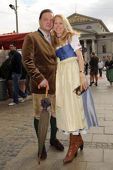 Einzug der Wiesn-Wirte am Samstag: Fürst Alexander zu Schaumburg-Lippe hat vorsichtshalber einen Schirm dabei. An seiner Seite ist Dr. Nadja-Anna Fürstin zu Schaumburg-Lippe in einem Dirndl von Escada.