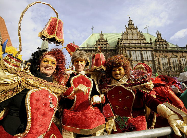 Zahlreiche Samba-Gruppen aus ganz Deutschland nehmen unter dem Motto "Carneval Theatral" am Bremer Straßenkarneval teil.